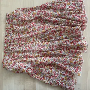 Oanvänd blommig kjol i storlek S/36, mycket fin skick. Skriv gärna om du är intresserad!💗