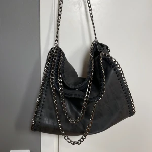 Liknande Stella McCartney Väska - Säljer en Liknande Stella McCartney Väska🤍 Pris 400kr eller högsta bud