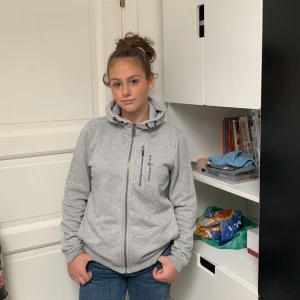 Sailracing hoodie - Säljer min sailracing hoodie i storlek 170, använd ett fåtal gånger men inga skador eller fläckar. 💖