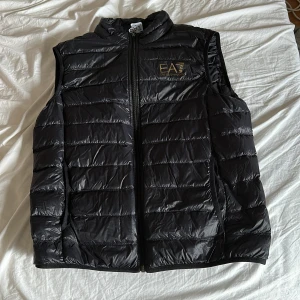 EA7 väst - Köpte den för ett tag sen, nu är den för liten för mig, inga täcken på användning, storken XXL men passar till M/L