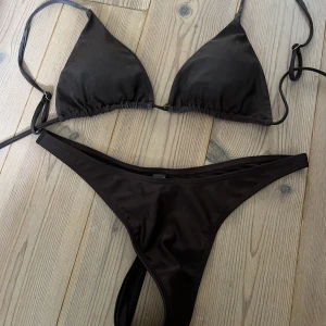 Mörkbrun bikini - Snygg bikini köpt på SHEIN, aldrig använd. Storlek L men skulle säga att den passar M. 