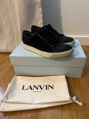 Lanvins - Säljer demhär skorna i braskick! Låda och nya skosnören ingår. Storleken är uk 6. Lanvisn är stora i storleken så dem passar 40-42