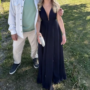 Balklänning  - Balklänning från ivory field. Storlek 6 så skulle säga xs-m med eftersom man knyter efter egen storlek. Bara använd en gång och är i mycket fint skick. Den har även en slitt. Köpt för ca 2000kr