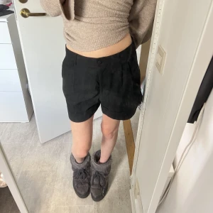 Kostym-shorts  - Så fina shorts i kostym-modell från HM i storlek 36. Säljer så de är lite för stora för mig som oftast bär 34/36. Skulle därför säga att de borde passa även 38. 🌸🫶🏼 de är i mycket fint skick. Fickor både fram och bak! 