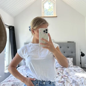 Vita basic tröja från zara - Liten volang på armarna