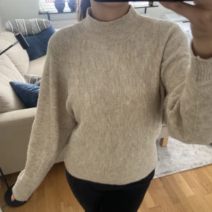 Stickad tröja - Beige stickad tröja i strl XS, passar en S också