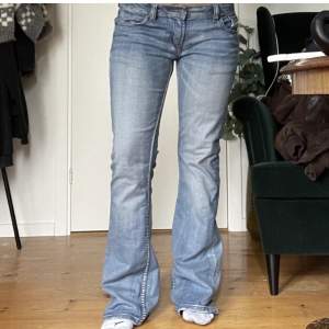 Säljer dessa snygga lågmidjade jeans från Diesel då dom inte riktigt passade när jag fick hem dom från plick💘jeansen är i fint skick och passar verkligen till allt💖Pris kan diskuteras! skriv för frågor💕(Lånade bilder)!