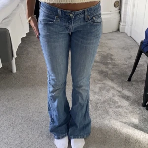 Jeans Levis lowwaist bootcut lågmidjade utsvängda flare vintage - Säljer dessa ursnygga jeans som köptes på plick då dom inte passade mig helt 100❤️ säljer endast vid bra bud annars behåller jag nog dom🤗