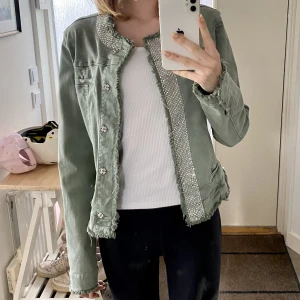 grön jacka - Säljer denna fina unika gröna jackan med glittriga detaljer!  