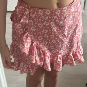 Rosablommig kjol för sommaren! I storlek XS/34 från Shein. Använd men välvårdad därav bra skick. 