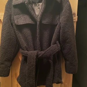 Teddy kappa - Otroligt fin Teddy kappa i brun, så varm och mysig inför höst/vinter! Storlek 32/xs passar även en 34. Kappan har knappar och avtagbart skärp! Använda 1-2 gånger (Nypris 899kr)