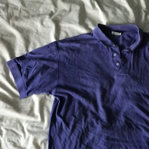 Lila tröja  - Fin tröja med krage i bomull. Storlek L men sitter bra även som en mindre storlek. 