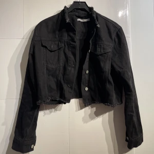 croppad jeansjacka - 50 kr