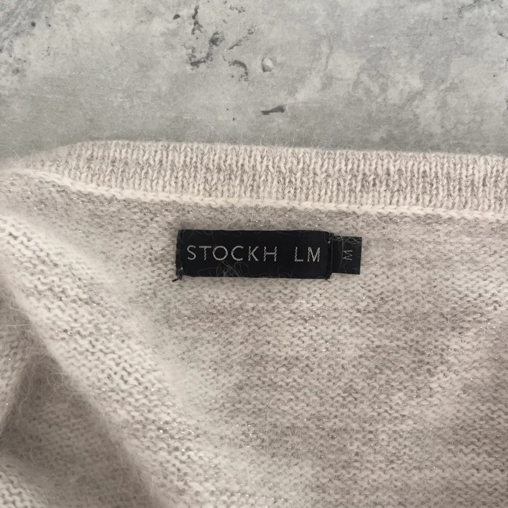 En superfin och gullig stickad tröja från Stockho LM med lite glitter i😍säljer pågrund av att den bara ligger i min garderob och inte används längre💕är storlek M men passar mig som har s 😙använd gärna köp nu💗. Tröjor & Koftor.