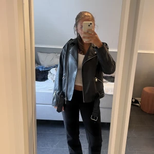 Skinnjacka  - Fin skinnjacka ifrån nelly, perfekt nu när det är lite kyligare ute‼️❤️❤️