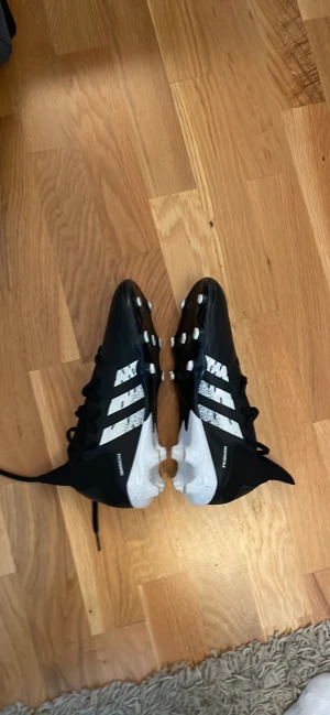 Adidas fotbolls skor  - Svarta adidas fotbolls skor i storlek 38. (Dem är knappt använda)