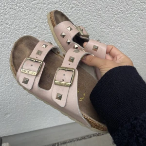 Birkenstock  - Säljer dessa coola rosa birkenstock med nitar på! Dem är välanvända men har mycket mer att ge, därav priset 🥰 kolla jättegärna in mina andra annonser!!