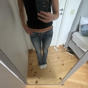 Guess jeans - Intressekoll på mina as snygga jeans från guess, köpta för cirka 1000kr och i jättefint skick! Hör av er vid frågor💗