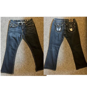 Bootcut miss me jeans  - Snygga vintage miss me jeans i bootcut modell. Jag är 170 cm lång och de sitter kanske lite kort på mig. Jag brukar bära storlek s/sx i kläder och de är lite breda i midjan också❣️Midjemåttet (höft till höft) är 43cm och innerbensmåttet är 70cm❣️