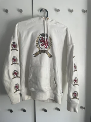 Tommy Jeans Hoodie - Säljer min gamla Tommy jeans hoodie. Går ej att få tag på längre. Rätt så använd och ett par fläckar som knappt synd.