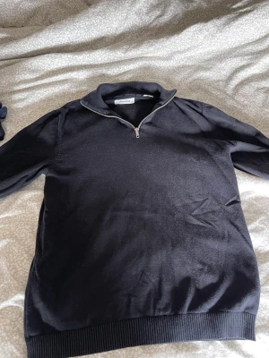 Jack & Jones tröja - Jack & jones tröja i använt men fint skick. Tröjan är mörkare svart i färgen i verkligheten.