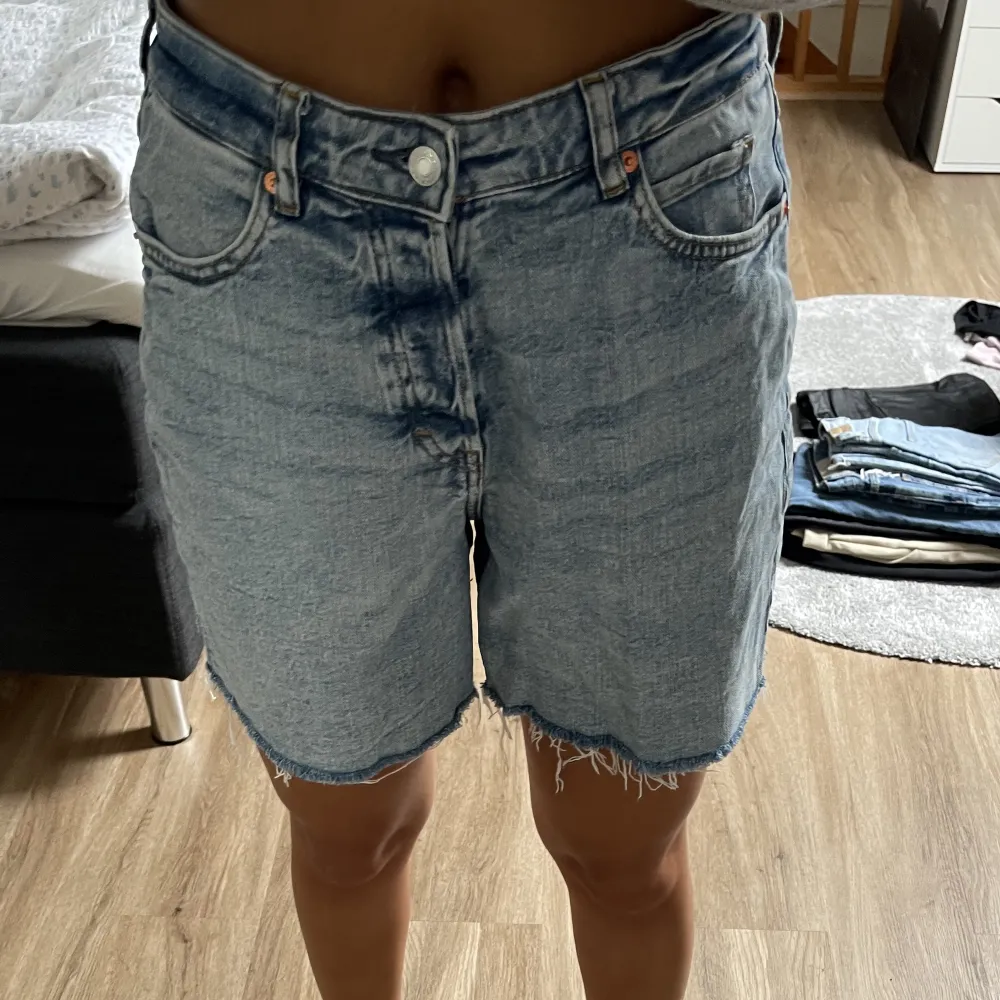 Over size jeansshorts från H&M, lös passform i bra kvalitet. Shorts.