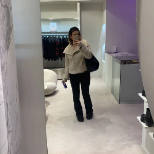 NA-KD, kappa - Riktigt snygg kappa från NA-KD, bra skick, och säljes för att det inte är min stil längre,  Pris kan diskuteras 🫶