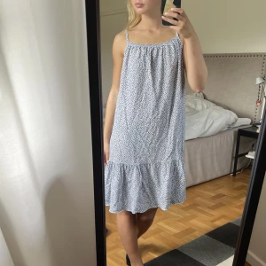 Klänning  - Fin klänning med små blommor på. Jättefin och passar de flesta. 