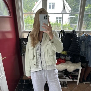 Cool jacka - Assnygg jacka från zara i en mintgrön aktig färg. Går inte att köpa lämgre