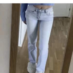 Säljer dessa supersnygga jeans från zara som tyvärr inte passar mig. 🩷 de sitter så fint på och formar kroppen så bra!! 🩷 hör av er vid frågor eller funderingar 🩷(lånad bild) 
