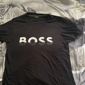 Hugo boss t shirt - Använder inte längre strl xs passar s oxå