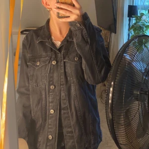Svart jeansjacka - Jättefin oversized jeansjacka, säljer eftersom den inte kommer till användning. Storlek S. Hör av er vid intresse💗 