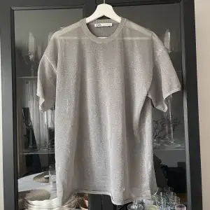 Glittrig T-shirt från Zara, genomskinlig. Storlek S