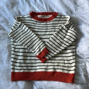 randig stickad tröja - randig stickad tröja lagom tjock för både vinter men oxå sommar. egenstickad tröja så därför inget märke men passar mig som brukar ha xs/s. gått sönder lite på ärmen men går att laga, skriv för bilder. 🤍