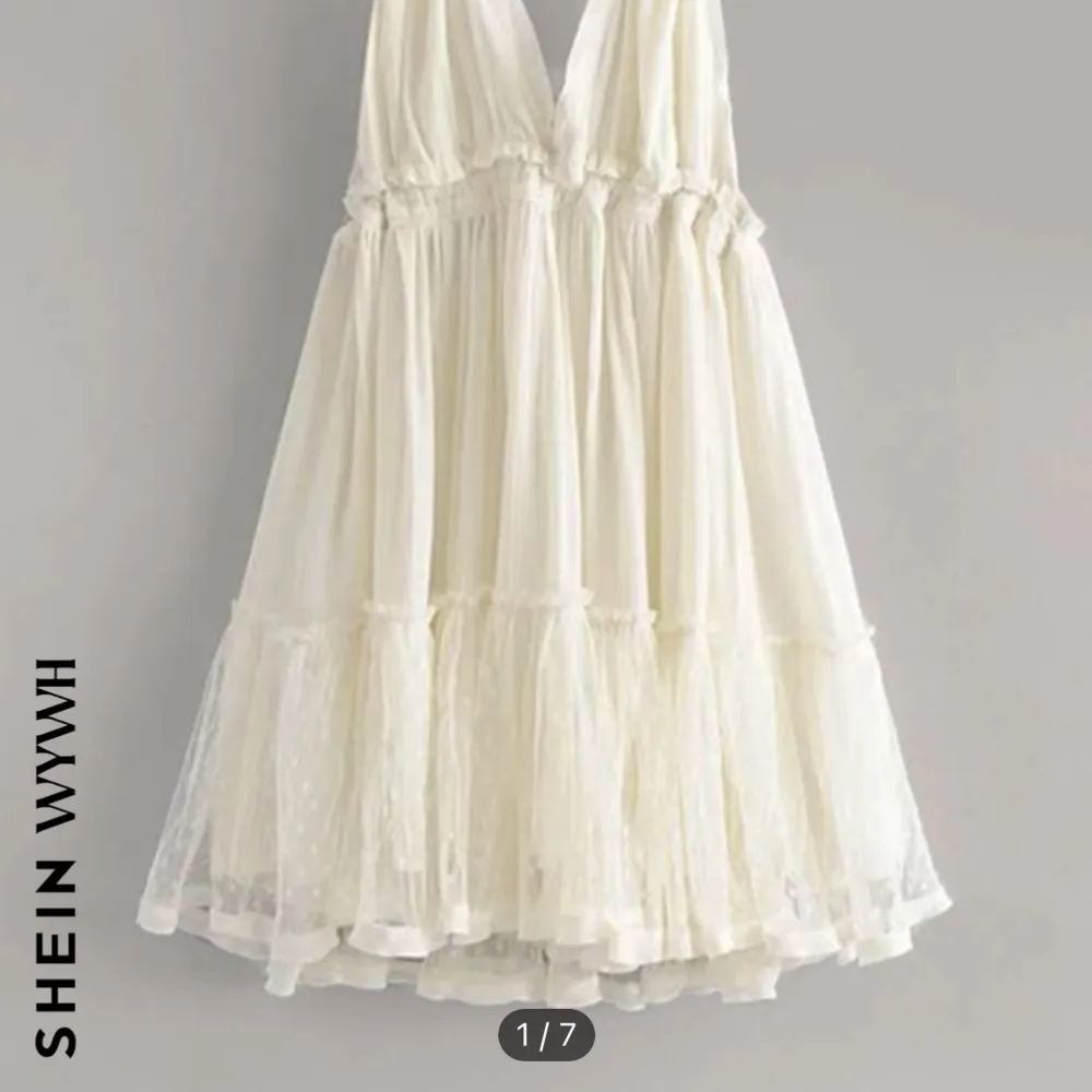 Säljer min vita klänning från Shein. Använd 1 gång. Storlek S. Ordinarie pris typ 240. Klänningar.