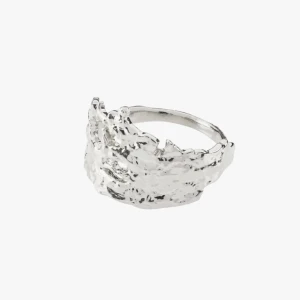Ring från Pilgrim  - Säljer denna helt nya ring som är helt oanvänd även i silver. Ringen är från Pilgrim och är silverplaterad. Den är även justerbar vilket gör att den passar alla!  Nypris: 399