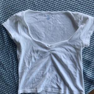 Brandy Melville t-shirt - Säljer denna jätte fina brandy Melville t-shirt som endast är använd 1 gång. Den är i storlek one size men skulle säga att det är ungefär en S.