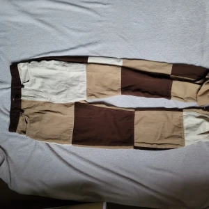 Patch jeans - Patched bruna jeans från pull&bear