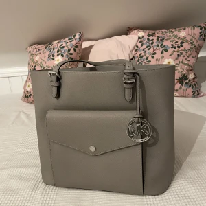 Michael Kors väska - Äkta väska från Michael Kors, köpt för 270 euro. Använd men är i väldigt bra skick.