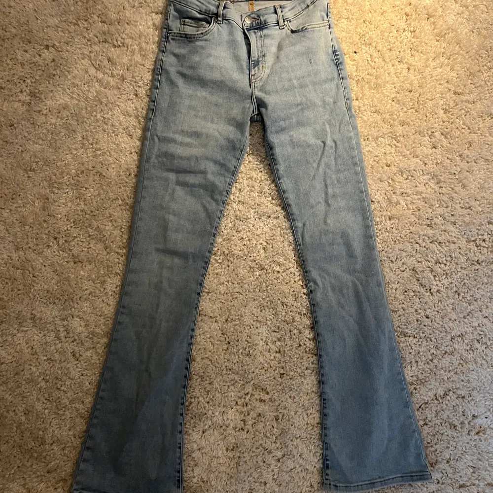 Säljer mina low flare jeans från bikbok då dom inte kommer till användning💕 Aldrig använda, om nån vill ha fler bilder eller undrar något är de bara att skriva💖 Köpare betalat frakt. Jeans & Byxor.