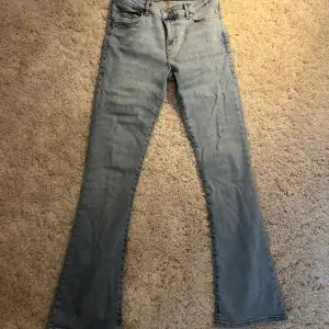 Säljer mina low flare jeans från bikbok då dom inte kommer till användning💕 Aldrig använda, om nån vill ha fler bilder eller undrar något är de bara att skriva💖 Köpare betalat frakt