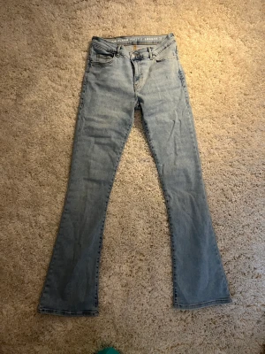 Bootcut jeans - Säljer mina low flare jeans från bikbok då dom inte kommer till användning💕 Aldrig använda, om nån vill ha fler bilder eller undrar något är de bara att skriva💖 Köpare betalat frakt