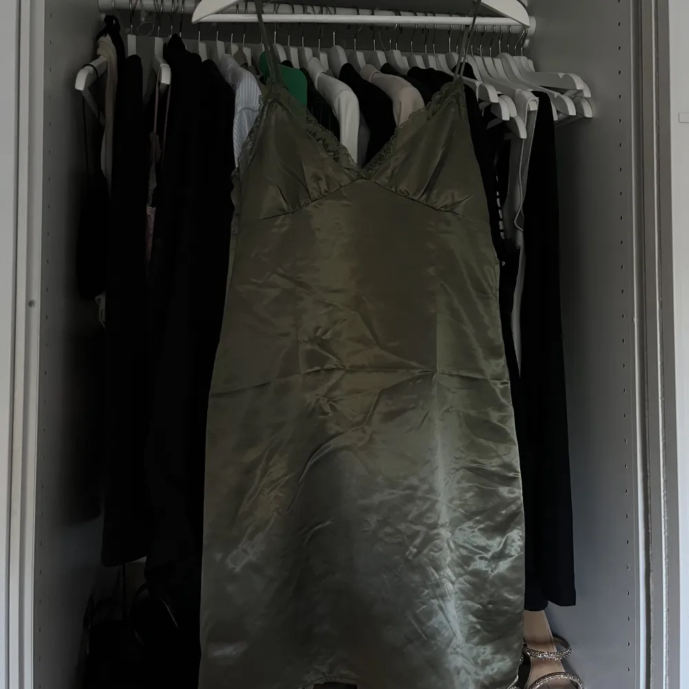Superfin grön klänning/nattlinne i satin 💚 oanvänd . Klänningar.