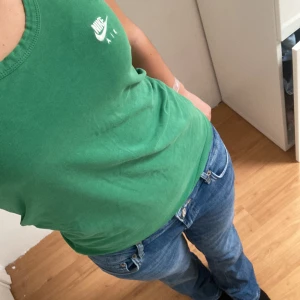 Nike topp - Säljer denna y2k linnet från Nike. Tryck på köp nu om du vill köpa 💗den är i storlek L men sitter perfekt på mig som brukar ha xs och s.
