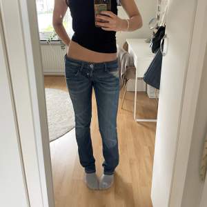 Intressekoll på dessa unika jeans från Fornarina! Är ca 170 cm för referens! Skriv om det finns några frågor eller om du är intreserad🌟