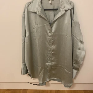 Satin skjorta  - En fin och bekväm grön skjort.som man kan ha på fest och vardagar