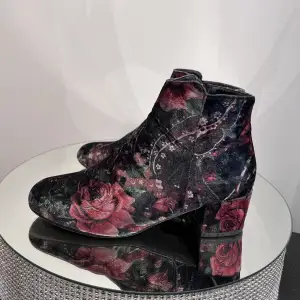 Blommiga boots i sammet 