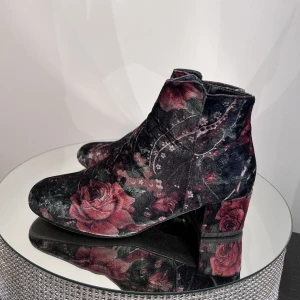 Boots  - Blommiga boots i sammet 
