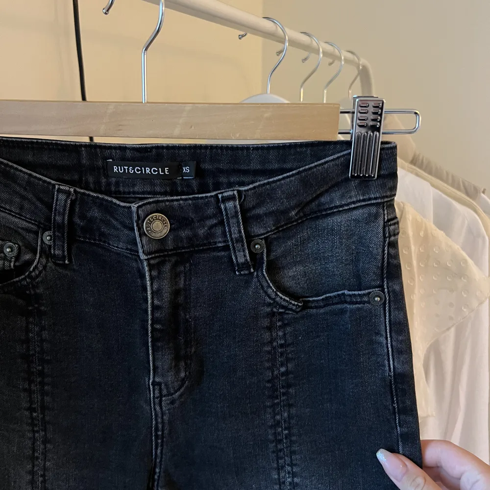 Säljer dessa fina jeans från Rut&Circle med slitt längst ner i strl XS🤍 . Jeans & Byxor.