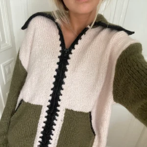 Mysigaste zara tröjan  - Säljer min mysiga fina tröja från zara som passar perfekt till hösten. Storlek S men är oversized passar M också. Helt i nyskick använd en gång. 